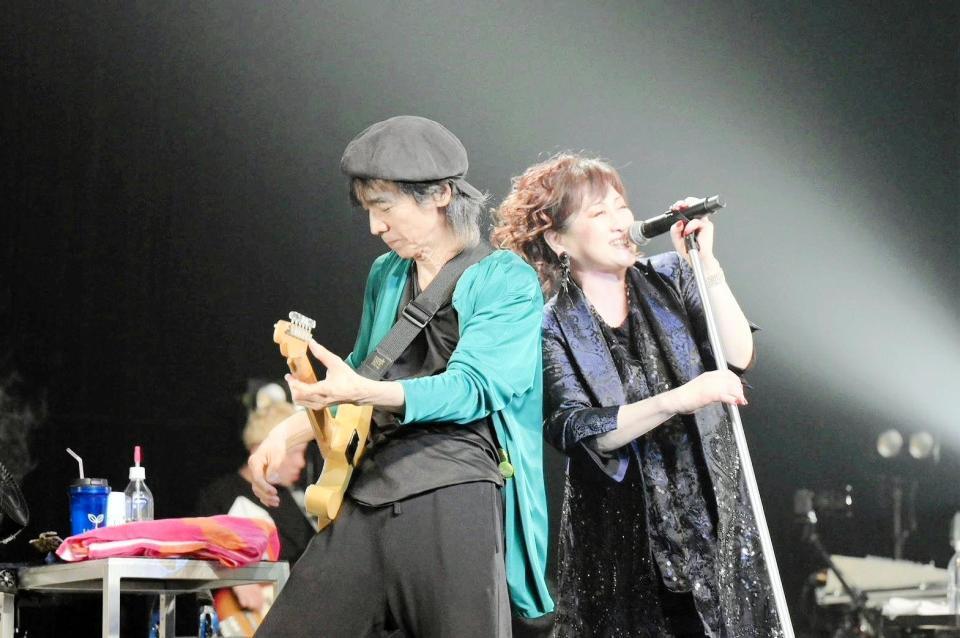 　渡辺美里（右）のホワイトデーライブでアンコールに登場した仲井戸麗市