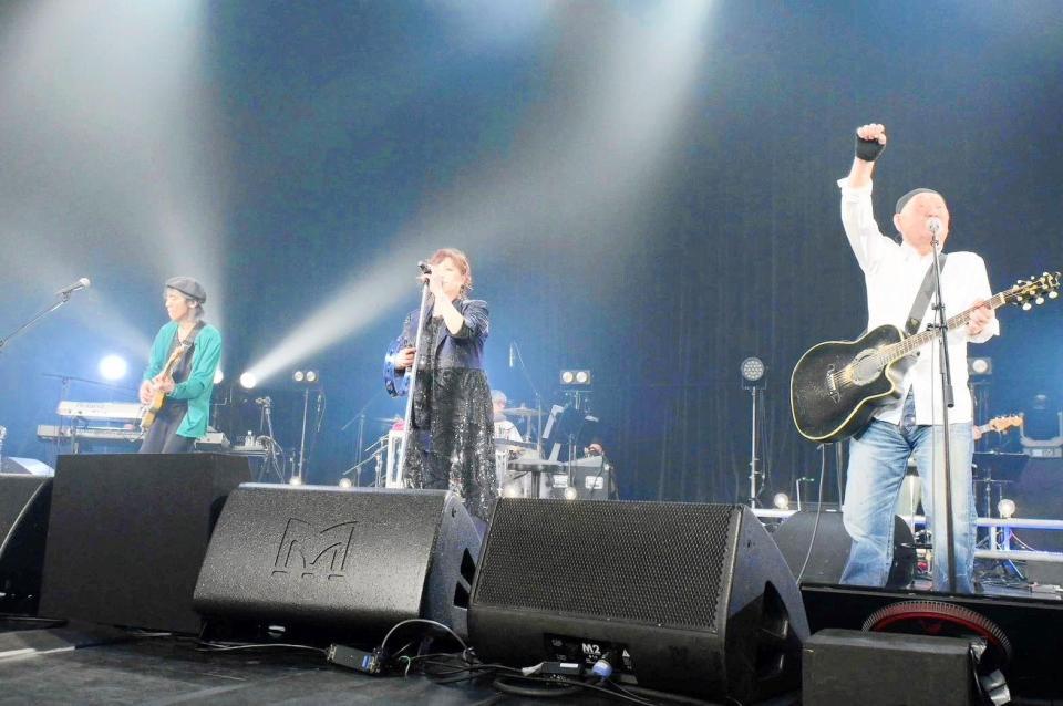 　１９８８年以来のステージ共演を果たした（左から）仲井戸麗市、渡辺美里、泉谷しげる