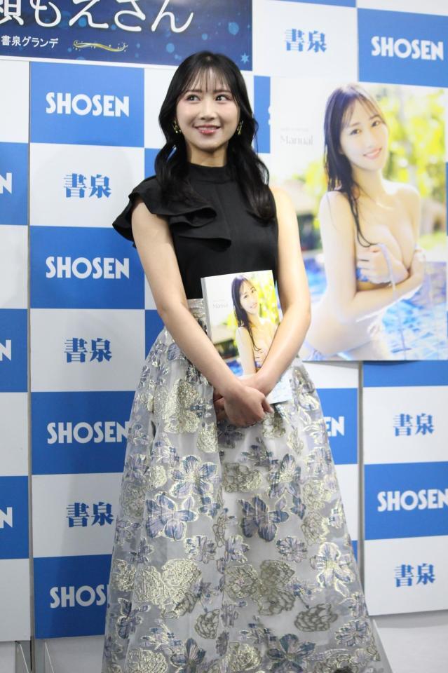 　写真集を持つ川瀬もえ