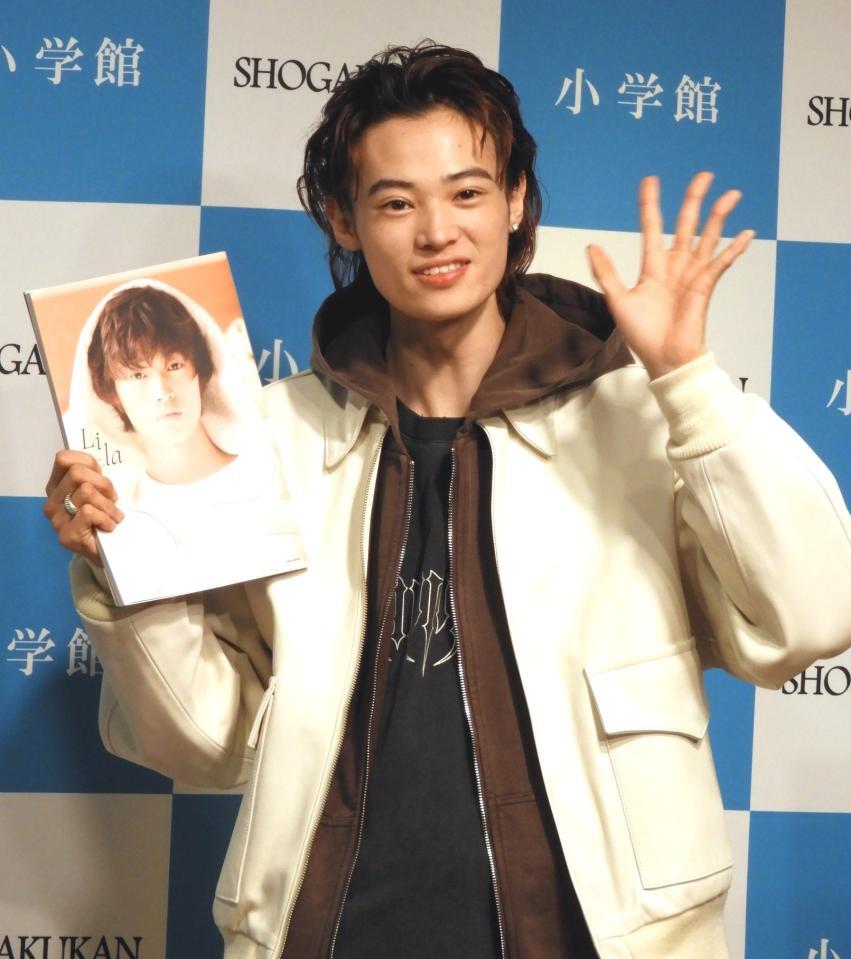 　初写真集を手に笑顔を見せる窪塚愛流