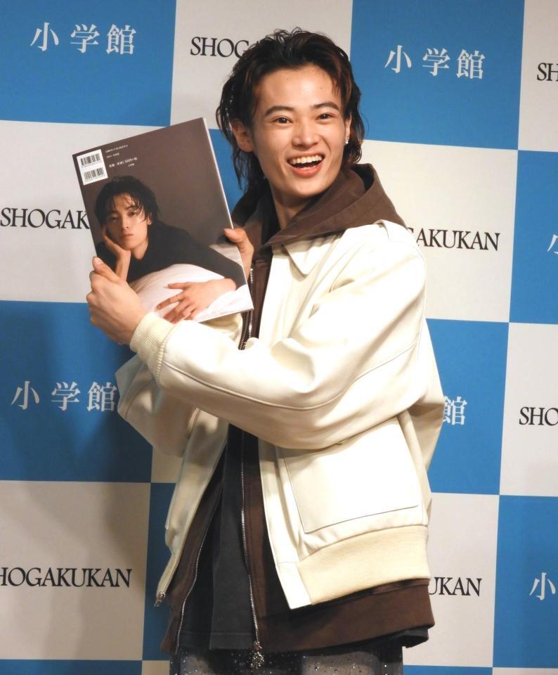 　初写真集を手に笑顔を見せる窪塚愛流