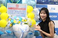 　ファンからの花束を受け取った川瀬もえ