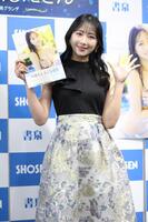 　手を振る川瀬もえ