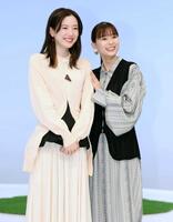 　トークイベントで笑顔を見せる永野芽郁（左）と芳根京子（撮影・金田祐二）