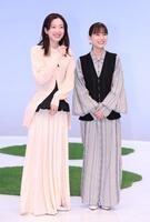 　仲良しの永野芽郁（左）と芳根京子（撮影・金田祐二）