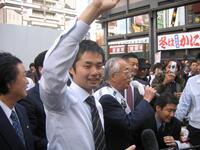 ０５年１１月、応援演説で大人気の杉村太蔵衆院議員（左）