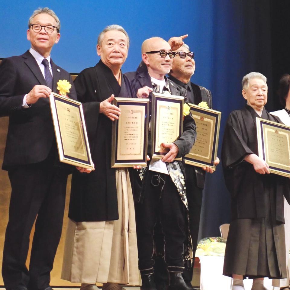 　スターの手型顕彰式に出席した（左から）市村正親の代理の菅井敦ホリプロ社長、五街道雲助、竹中直人、カメラを指す寺尾聰、中村東蔵