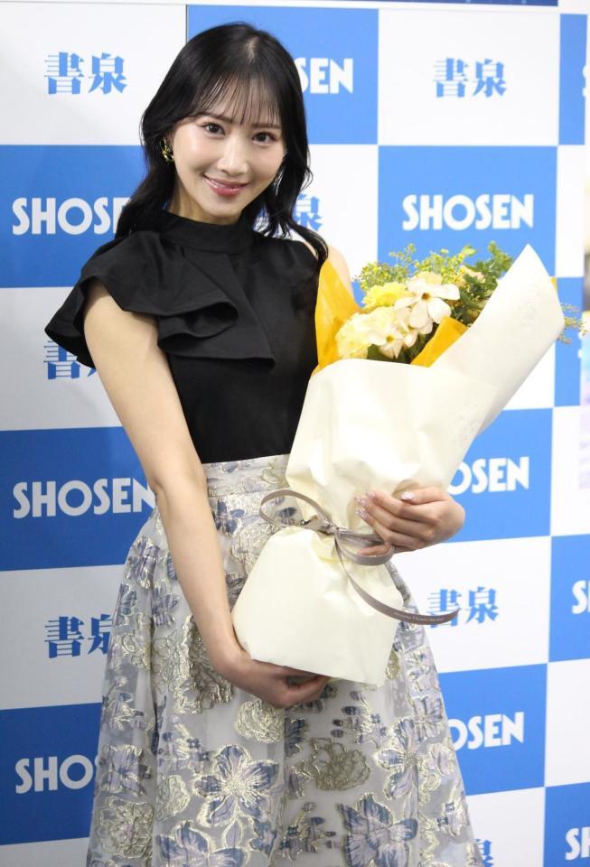 　発売を祝う花束を持つ川瀬もえ