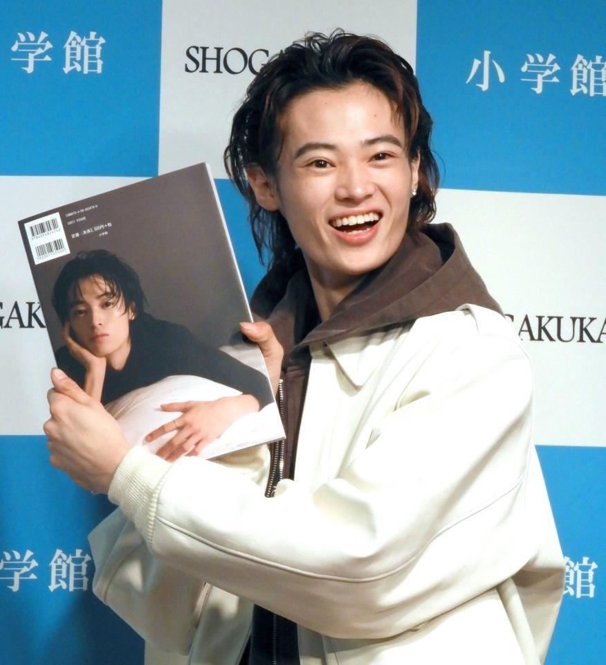 　初写真集を手に笑顔を見せる窪塚愛流