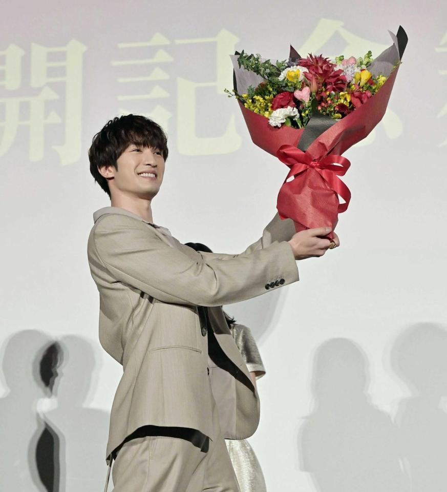 　プレゼントの花束を手に再登場したジェシー（撮影・持木克友）