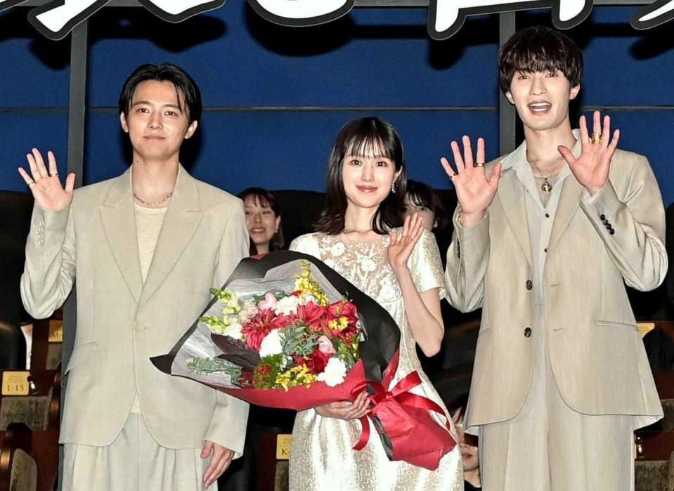 　手を振る（左から）櫻井海音、福本莉子、ジェシー