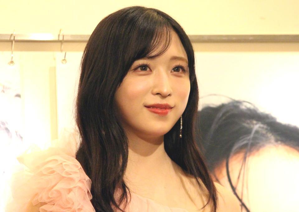 　カレンダー発売会見に登場したＡＫＢ４８・小栗有以