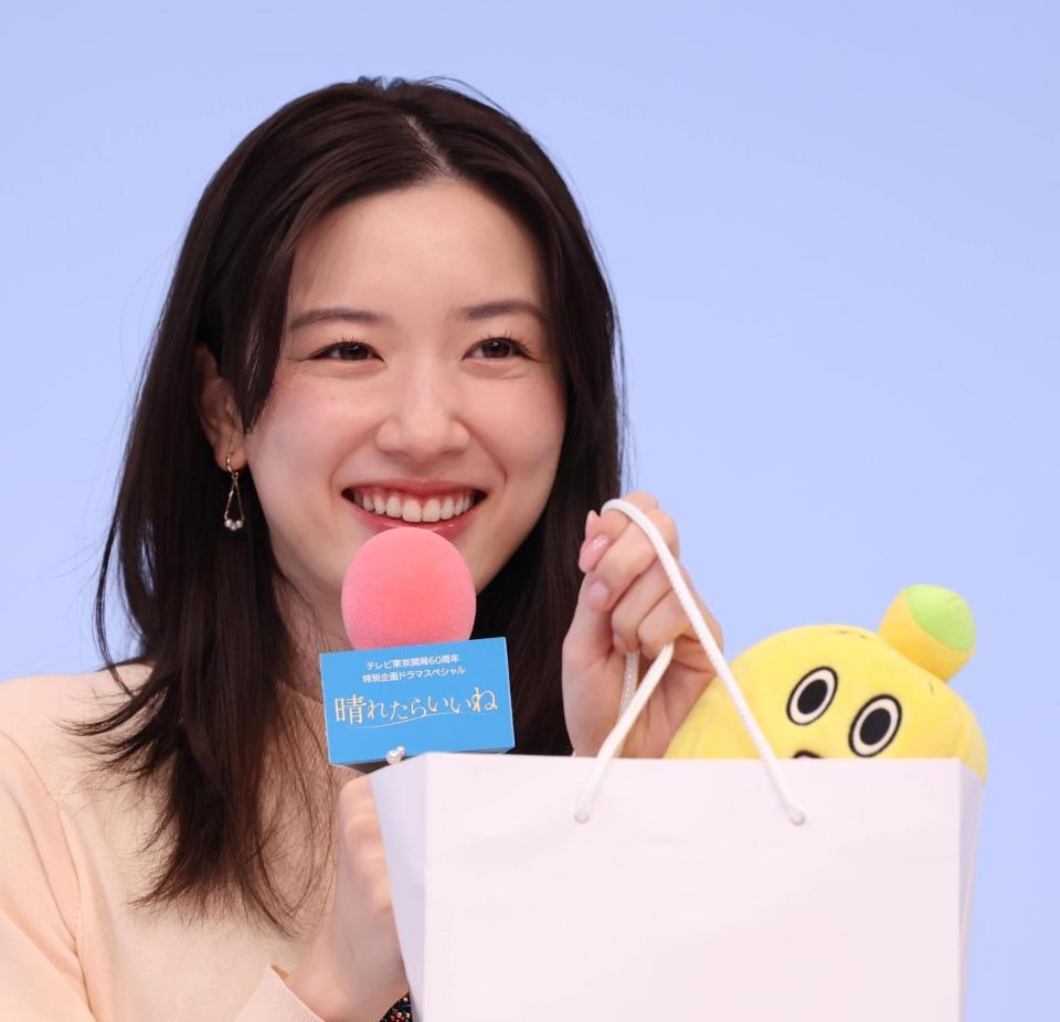 　“ナナナ”グッズをゲットし笑顔の永野芽郁（撮影・金田祐二）