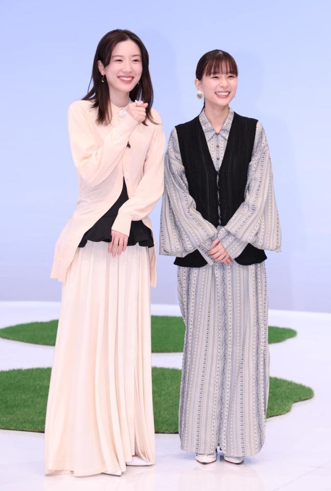 　仲良しの永野芽郁（左）と芳根京子（撮影・金田祐二）