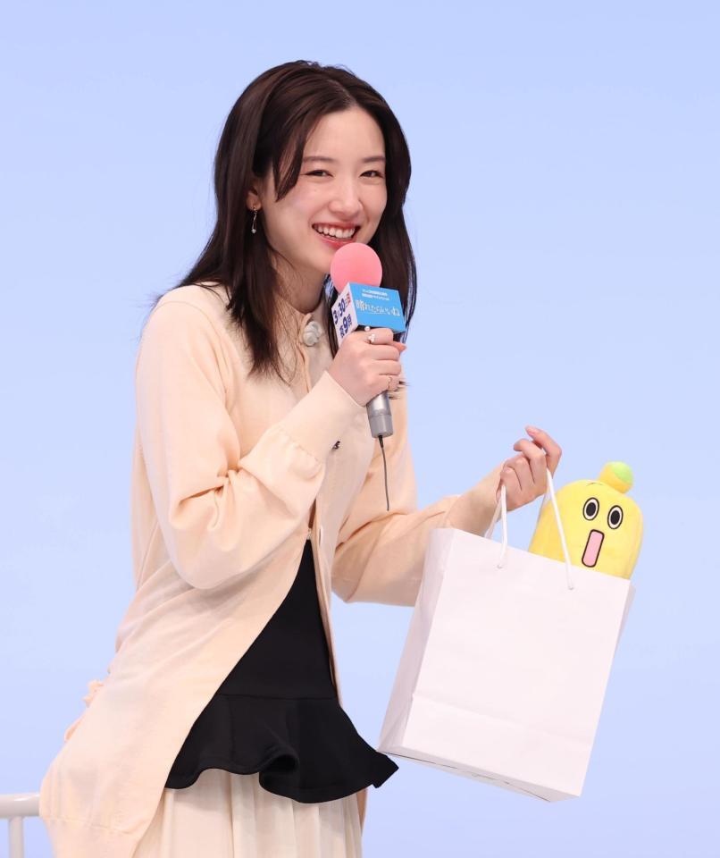 　“ナナナ”グッズをゲットし笑顔の永野芽郁（左）＝撮影・金田祐二