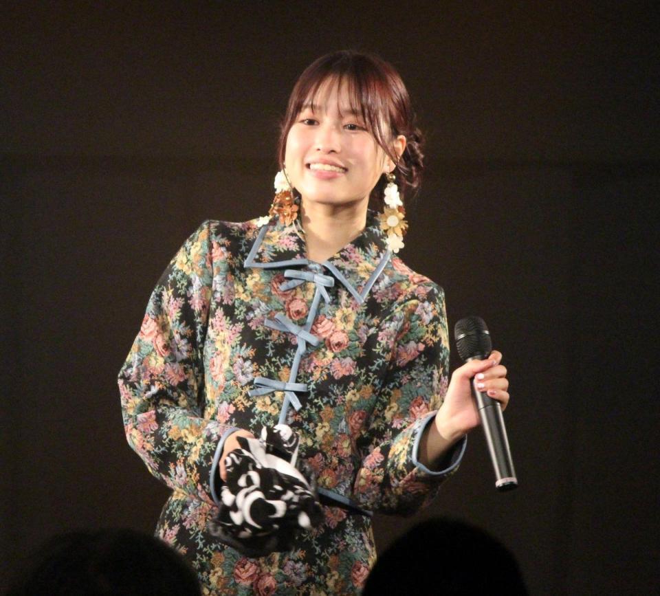 　笑顔を見せるｅｔ－アンド－の栗本優音