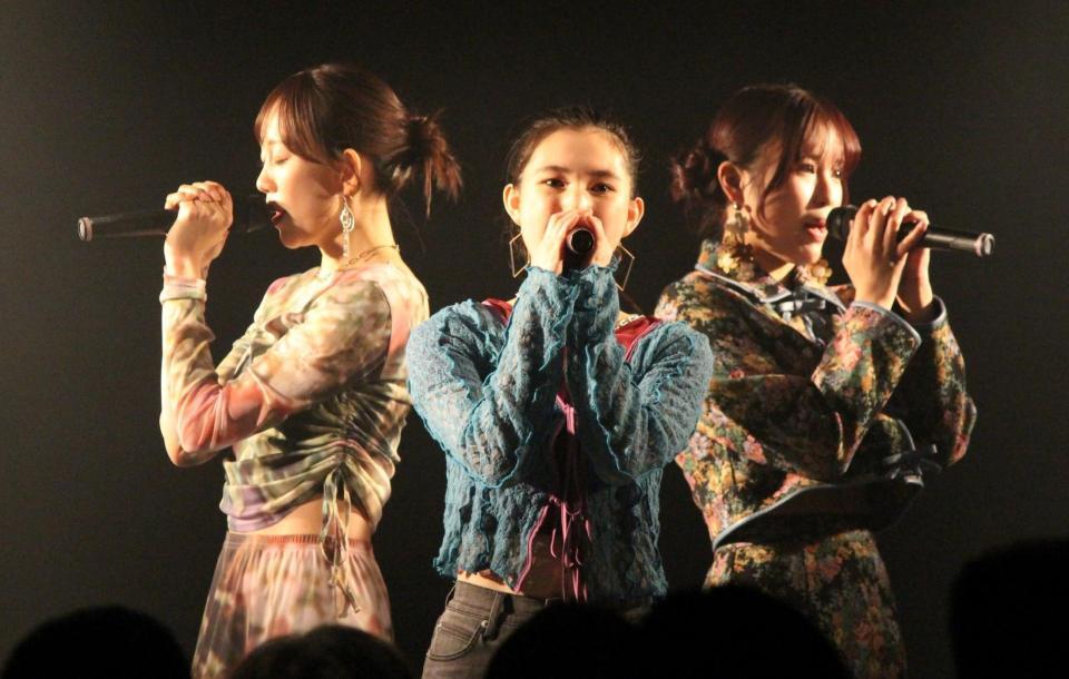 　熱唱するｅｔ－アンド－の（左から）野島樺乃、山崎カノン、栗本優音