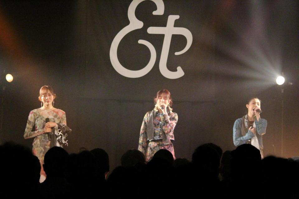 　熱唱するｅｔ－アンド－の（左から）野島樺乃、栗本優音、山崎カノン