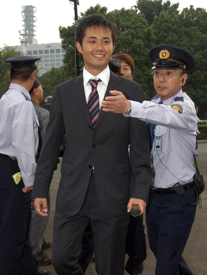 ０５年９月、特別国会召集に訪れた杉村太蔵議員＝国会議事堂