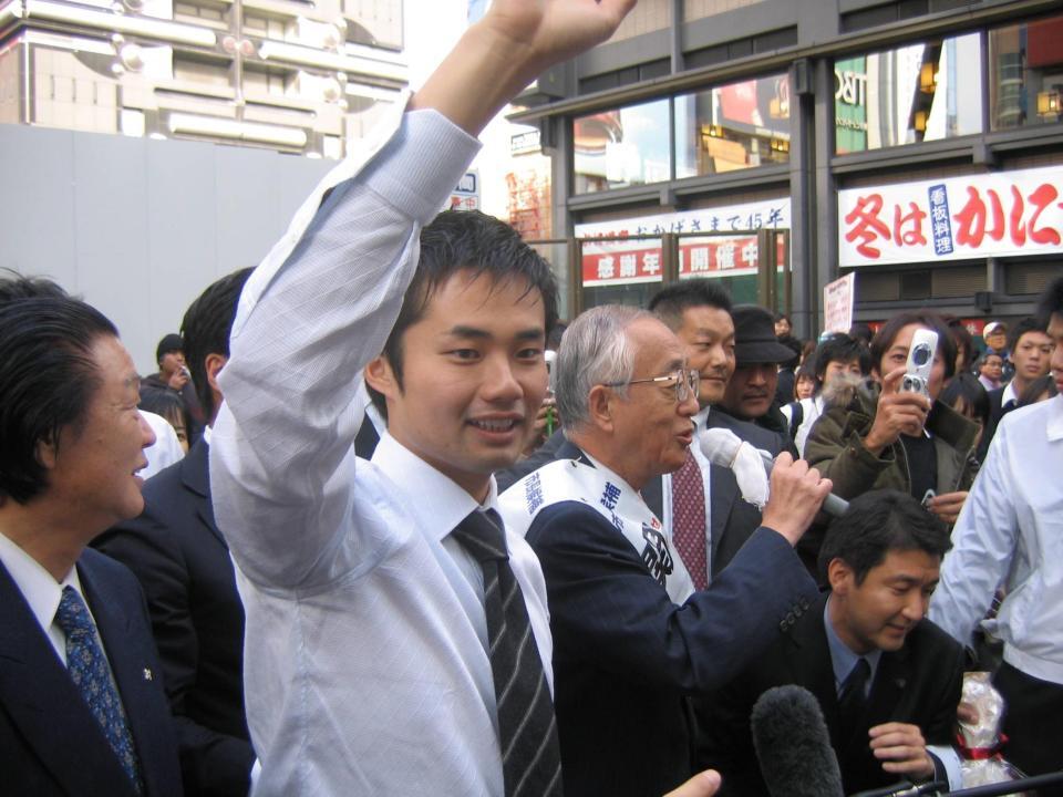 ０５年１１月、応援演説で大人気の杉村太蔵衆院議員（左）