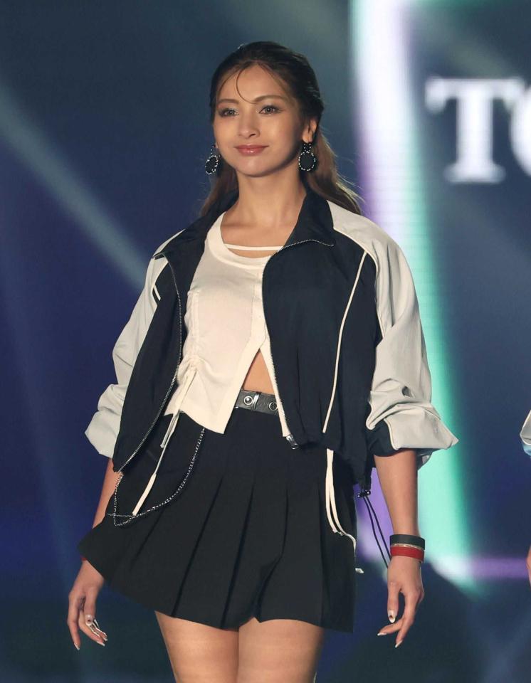 　ランウェイを歩くゆきぽよ（２０２４年）