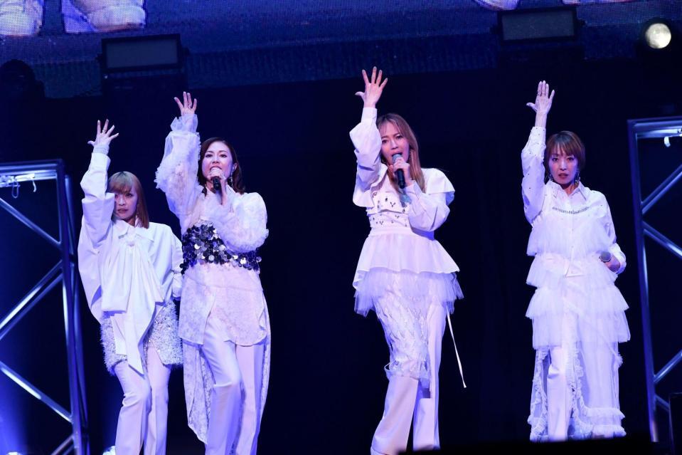 　熱唱するＭＡＸ