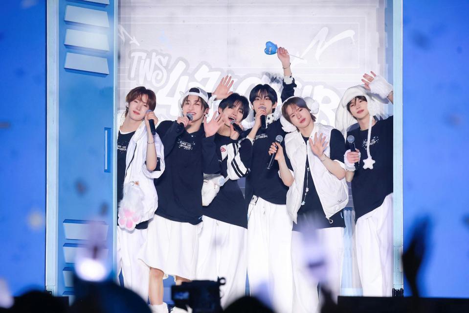 　ＴＷＳの（左から）ＹＯＵＮＧＪＡＥ、ＪＩＨＯＯＮ、ＨＡＮＪＩＮ、ＤＯＨＯＯＮ、ＫＹＵＮＧＭＩＮ、ＳＨＩＮＹＵ　（Ｐ）＆（Ｃ）ＰＬＥＤＩＳ　Ｅｎｔｅｒｔａｉｎｍｅｎｔ