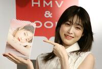 　カレンダーを見せる高橋ひかる