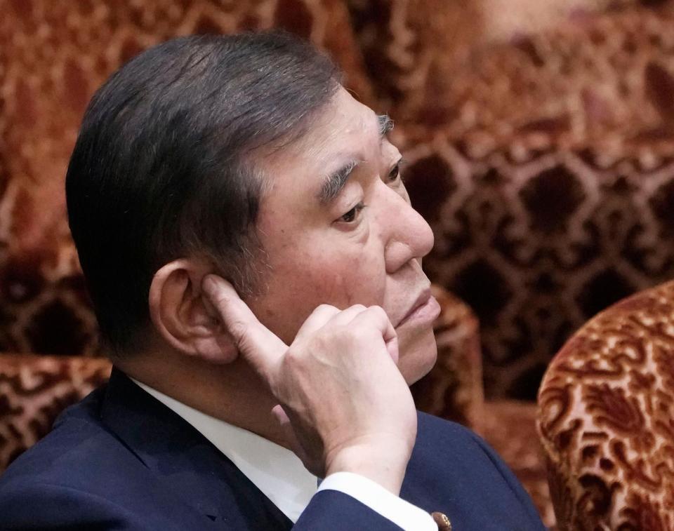 　参院予算委の集中審議で質問を聞く石破首相＝１４日