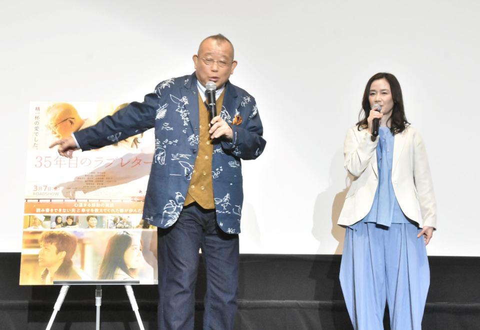 　舞台あいさつに登場した（左から）笑福亭鶴瓶、原田知世