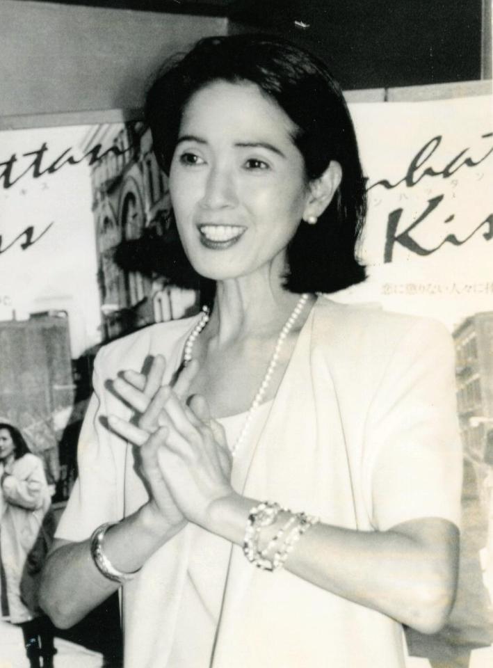 　映画「マンハッタン・キス」で会見するいしだあゆみさん＝１９９３年６月