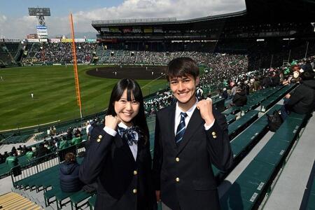 　甲子園球場を訪れた応援イメージキャラクターを務める大角ゆき（左）とディラン（毎日新聞社提供）