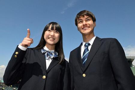 　甲子園球場を訪れた応援イメージキャラクターを務める大角ゆき（左）とディラン（毎日新聞社提供）
