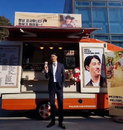 　チャ・スンウォンの公式インスタグラム＠７０ｃｓｗより　親しい俳優仲間から差し入れされたコーヒーカーを前にしたチャ・スンウォン