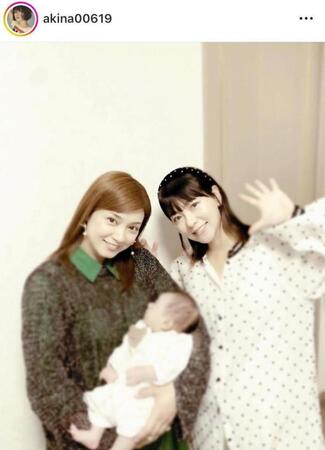 　生まれたばかりの赤ちゃんを抱く平愛梨。ＡＫＩＮＡ（右）のインスタグラム＠ａｋｉｎａ００６１９より 