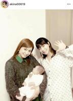 　生まれたばかりの赤ちゃんを抱く平愛梨。ＡＫＩＮＡ（右）のインスタグラム＠ａｋｉｎａ００６１９より 