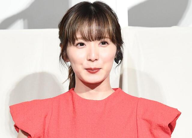 かっこよくて可愛いなんて最強」松岡茉優のMLBスタジャン×黒ドレス
