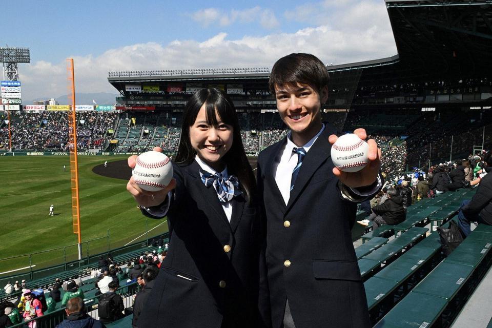　甲子園球場を訪れた応援イメージキャラクターを務める大角ゆき（左）とディラン（毎日新聞社提供）