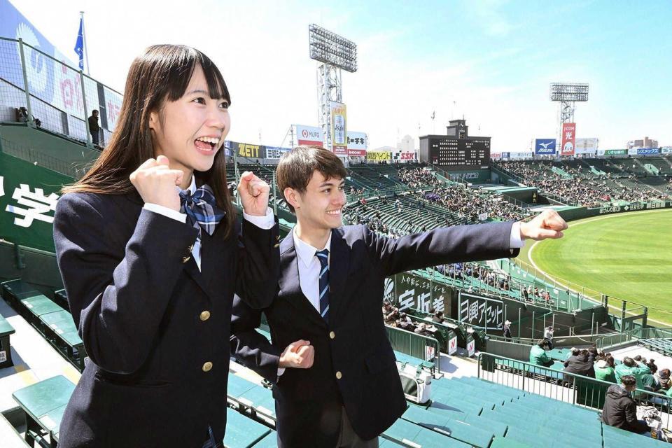 　甲子園球場を訪れた応援イメージキャラクターを務める大角ゆき（左）とディラン（毎日新聞社提供）
