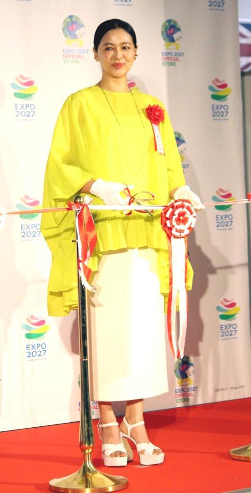 　テープカットする黒谷友香