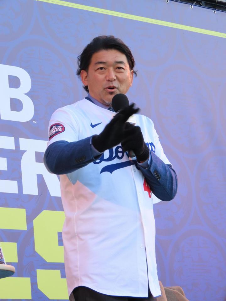 パブリックビューイングに登場し会場を盛り上げた斎藤隆氏＝東京スカイツリータウン