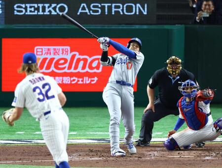 　５回、右前打を放つドジャース・大谷翔平選手＝１８日