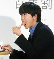 　「黒瀬ぶり」のにぎりずしを試食する鈴木福