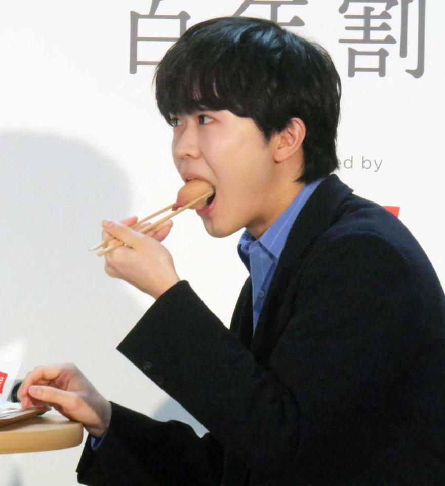 　「黒瀬ぶり」のにぎりずしを試食する鈴木福