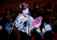 　観客と交流する伍代夏子
