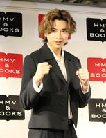 　ポーズを決める庄司浩平