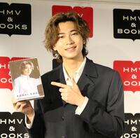 　カレンダーを見せる庄司浩平