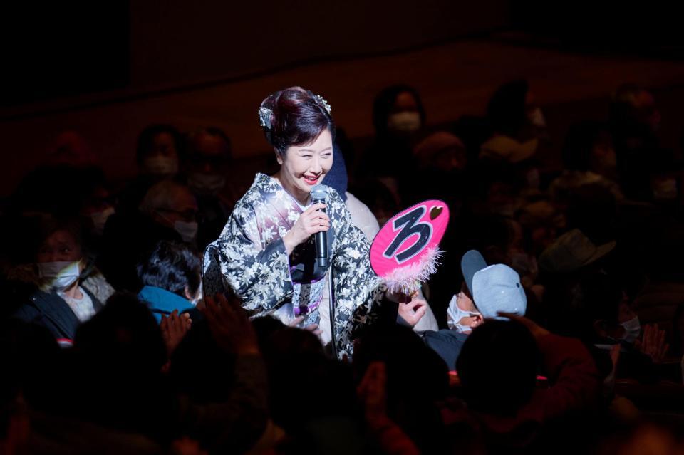 　観客と交流する伍代夏子