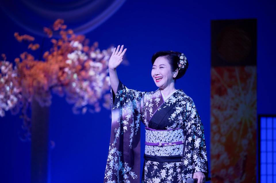 　ステージで笑顔を見せる伍代夏子