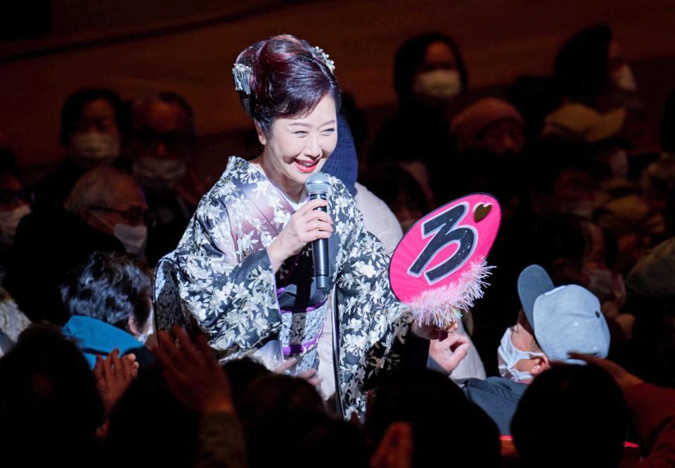 　観客と交流する伍代夏子